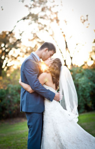 Beautiful_Bride_Groom_Kiss_Lovelight_Photo