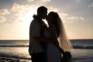 Oahu_Hawaii_bride_groom_kiss_ocean_Lovelight_photo-(1)